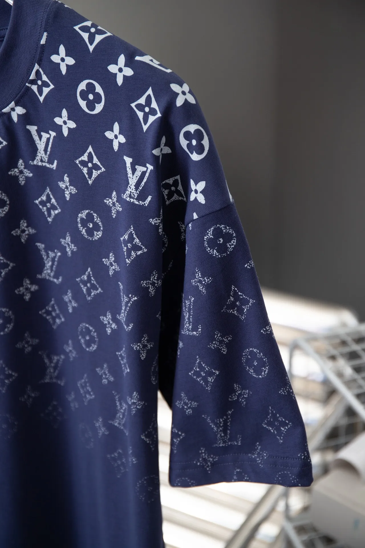 🅿️180 High-quality Lv 2025 early spring new model, MONOGRAM presbyopic gradient short-sleeved T-shirt, using digital printing technology to render pixel light and shadow for the Monogram gradient pattern, and its silk-screen texture and knitting effect complement each other. Synchronized with the official website, pure cotton fabrics at the counter! Comfortable against the skin, durable and easy to wear, meticulous original craftsmanship, custom-made 260g vat-dyed fabric, very comfortable to the touch, latest brick cabinet synchronization, OS off-shoulder version, fashionable and individual, super versatile and good-looking, very suitable for both men and women, must-have style, hang tag, collar label, washed wheat, complete with three labels S M L XL